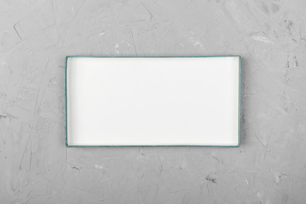 Boîte ouverte rectangulaire blanche vide, vue sur le dessus sur fond blanc en bois. vue de dessus
. - Photo, image