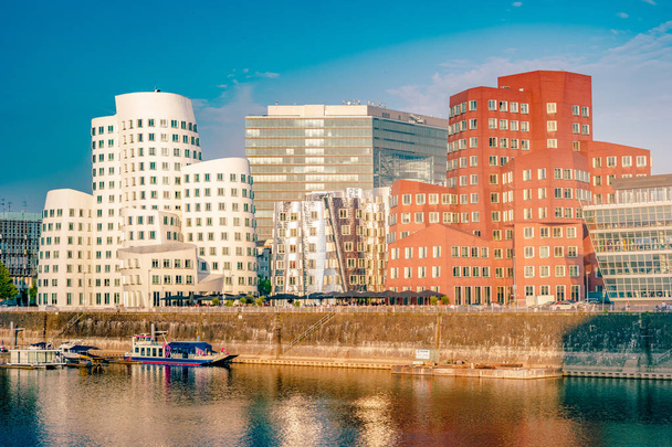 Při pohledu na média přístav na řece Rýn v Düsseldorfu v Německu. - Fotografie, Obrázek