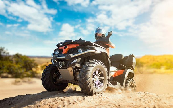 砂の採石場で atv のオフロード冒険を夏します。砂場でクワッド バイクのヘルメットの男性ライダー - 写真・画像