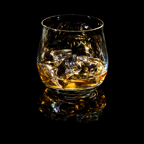 gobelet avec scotch sur les rochers en face de fond sombre
 - Photo, image