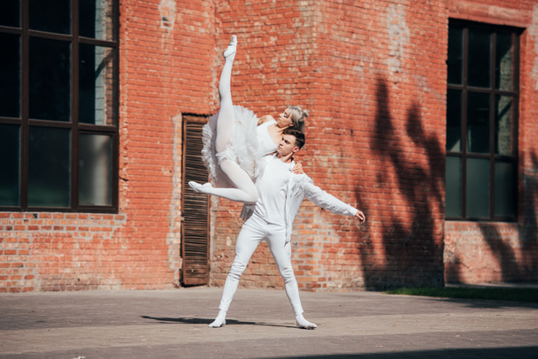 Zwei junge Balletttänzer tanzen auf der Straße der Stadt - Foto, Bild