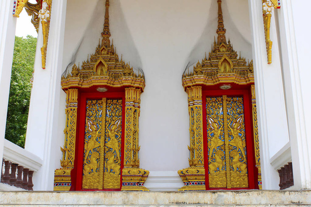 ペッチャブーン県、タイで禁止栓サム ファン Nok、ジャータカの物語でお馴染みドア、仏陀の生涯を描いた黄金色で複雑な木の彫刻で飾られた寺院の窓 - 写真・画像