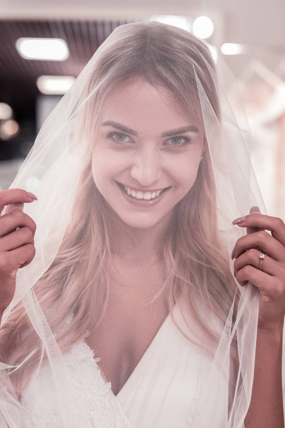Blij blij jonge bruid glimlachend aan u - Foto, afbeelding
