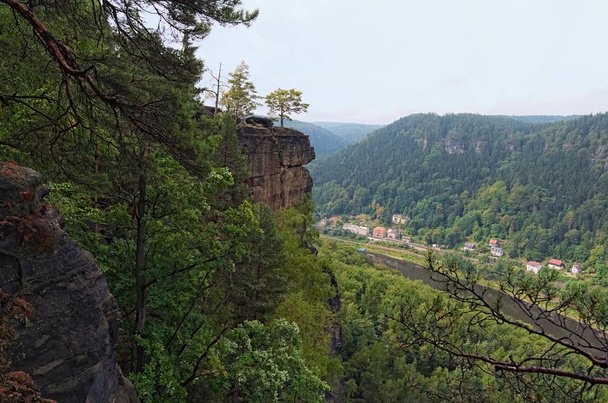 malerische Aussicht vom Aussichtspunkt Belvedere (Labska stran) über das Elbtal, Elbsandsteingebirge, Nationalpark Böhmische Schweiz, Tschechische Republik, Europa. - Foto, Bild