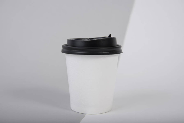 Schwarz-weiße Kaffeepapiertasse vorhanden. Mockup für kreatives Design-Branding. - Foto, Bild
