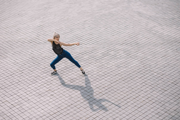magas, szög, kilátás a fiatal nő teljesítő kortárs tánc a street   - Fotó, kép