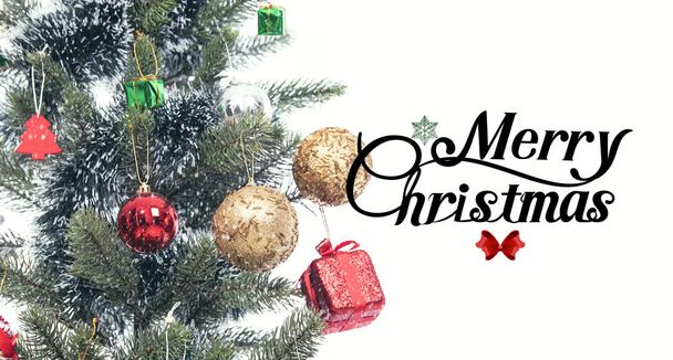 Χριστουγεννιάτικο δέντρο διακόσμηση και χαρούμενα Χριστούγεννα κείμενο φόντο για ευτυχισμένο το νέο έτος. - Φωτογραφία, εικόνα
