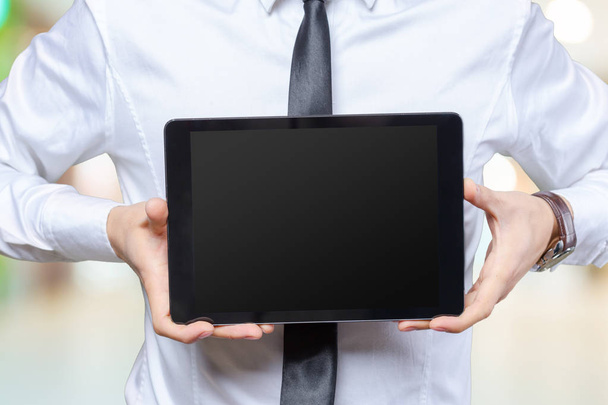 primer plano del hombre de negocios sosteniendo en la tableta digital
 - Foto, imagen
