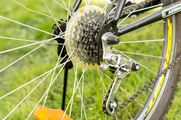 Τροχό του ποδηλάτου με βελόνες πλεξίματος, πετάλια και μια αλυσίδα. Ενεργές διαδρομές - Φωτογραφία, εικόνα