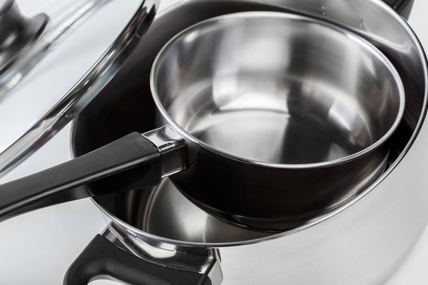 Pots et casseroles en acier inoxydable isolés sur fond blanc
 - Photo, image