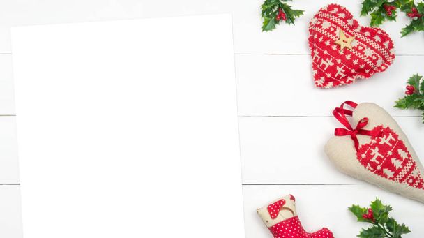 Kreatív karácsonyi elrendezés. Piros patchwork szívét és a fagyöngy, fehér fa háttér Pünkösd másolja a hely. Szegély elrendezése. Lapos laikus felülnézet.  - Fotó, kép