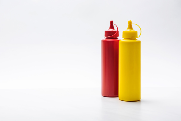 primer plano de las botellas de ketchup y mostaza en la superficie blanca
 - Foto, imagen