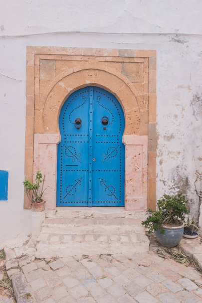 Porte traditionnelle peinte dans un quartier historique ou médina, Tunisie
. - Photo, image