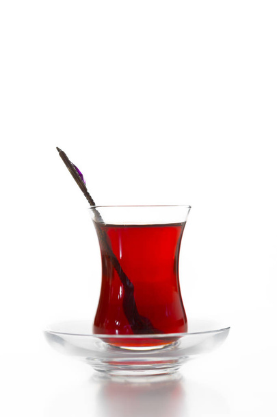 Türkischer Tee in traditionellem Glas isoliert auf weißem Hintergrund - Foto, Bild