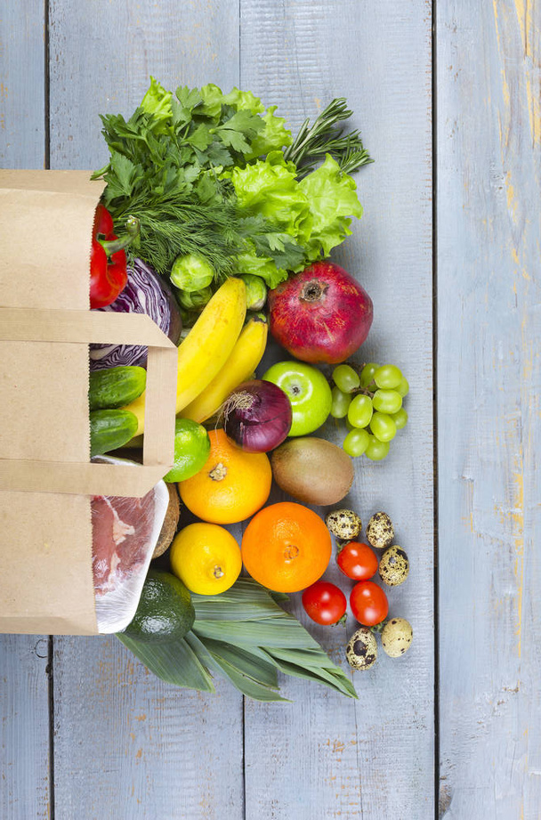 白い木製の背景に様々 な健康食品のペーパー バッグです。平面図です。フラットを置く - 写真・画像