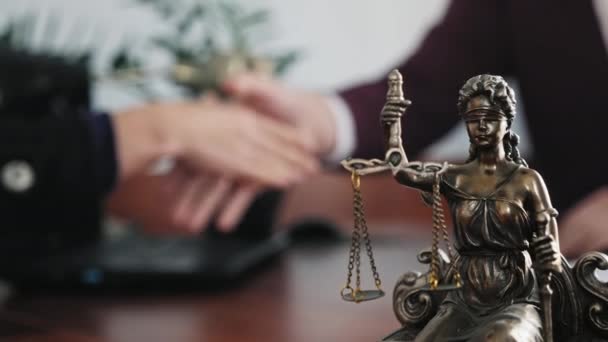 Statuette der Dame Gerechtigkeit in Großaufnahme auf dem Tisch - Filmmaterial, Video