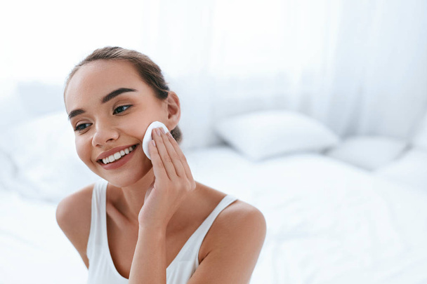 Clean Face. Beautiful Woman Cleaning Skin With Cosmetic Pad - Foto, Bild