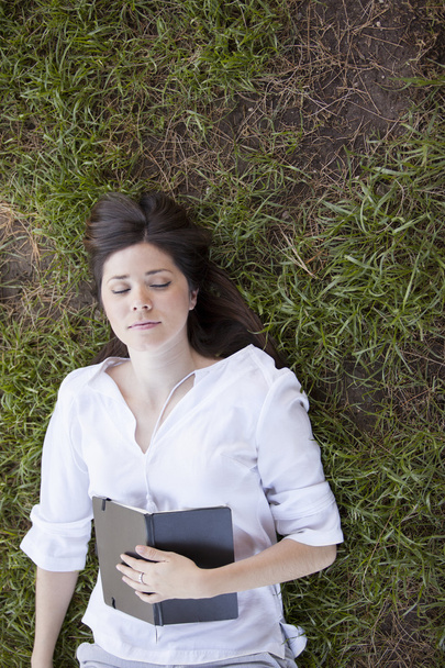 Žena ležící na zelené trávě - Fotografie, Obrázek