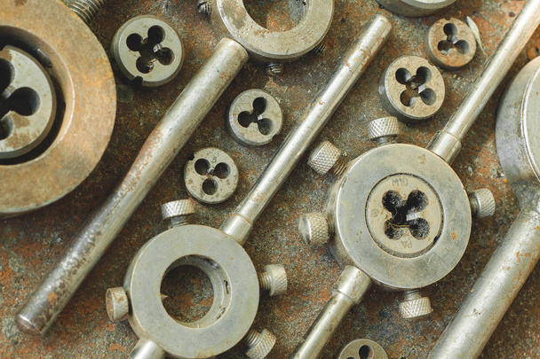 Troqueles de roscado en superficie metálica oxidada de cerca
 - Foto, imagen