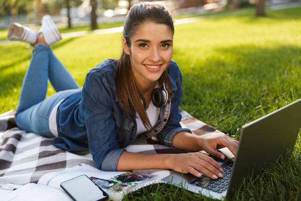 Image of amazing beautiful young woman student in the park using laptop computer. - Foto, Bild