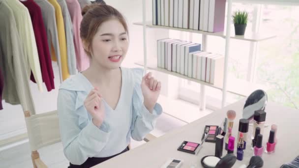 Ομορφιά blogger παρουσιάσει καλλυντικών ομορφιάς συνεδρίαση μπροστά κάμερα για καταγραφή βίντεο. Όμορφη γυναίκα της Ασίας χρησιμοποιούν καλλυντικά ενώ σεμινάριο μακιγιάζ για αναθεώρηση μεταδίδουν ζωντανά video κοινωνικό δίκτυο από το internet. - Πλάνα, βίντεο