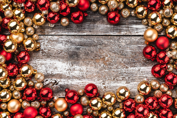 Karácsonyi kártya. Régi fa háttér. Kocka baubles vörös és arany. Szemközti nézet. - Fotó, kép