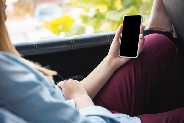 ořízne obraz žena pomocí smartphone s prázdnou obrazovkou během cesty v autobuse - Fotografie, Obrázek