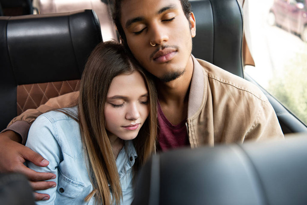 високий кут зору міжрасової пари спить під час подорожі на автобусі
 - Фото, зображення