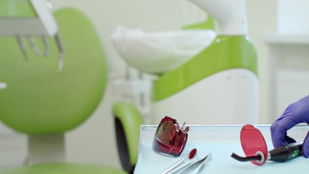 Ręce stomatolog przygotowuje polimeryzacji Lampa do jamy ustnej - Materiał filmowy, wideo