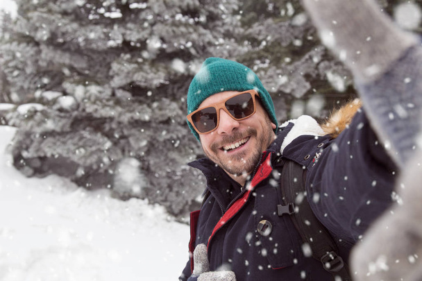 Homem a tirar selfie de inverno
 - Foto, Imagem