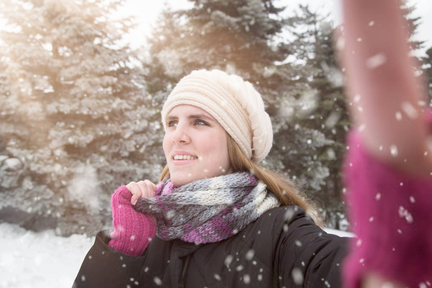 Young beautiful woman taking selfie over winter background - Foto, imagen