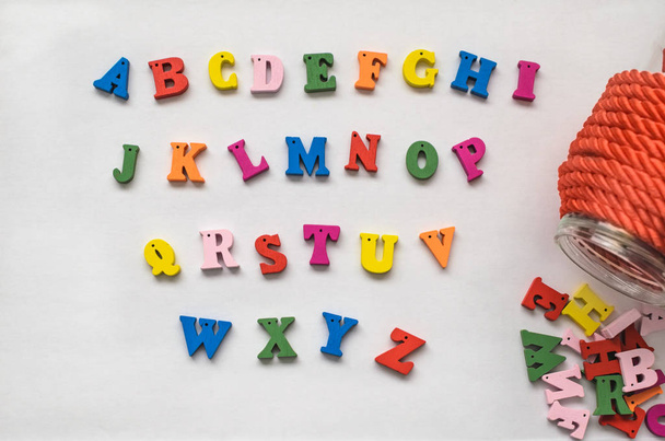 Lettere multicolori dell'alfabeto su sfondo di legno
. - Foto, immagini
