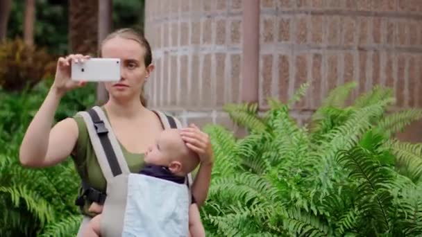 Uma mulher com um bebê viaja na Europa e vê um telefone celular
 - Filmagem, Vídeo