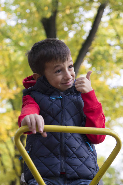 Junge spielt auf dem Spielplatz, selektiver Fokus und geringe Schärfentiefe - Foto, Bild