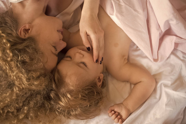 Mother with baby sleeping - Valokuva, kuva