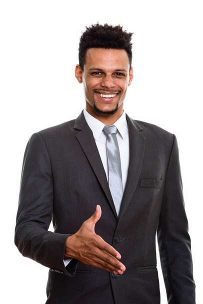 Joven empresario africano feliz sonriendo mientras da apretón de manos - Foto, imagen
