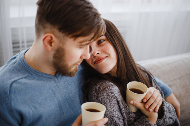 Couple drinking coffee in living room - Foto, Bild