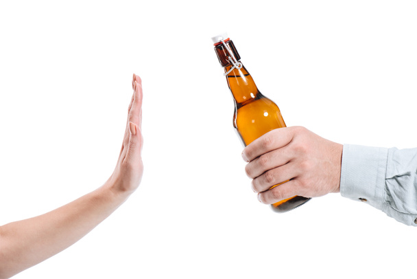 oříznutý obraz žena odmítá láhev piva izolované na bílém - Fotografie, Obrázek