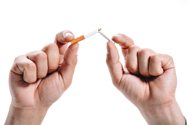 przycięte zdjęcie człowieka łamanie niezdrowe papierosa na białym tle - Zdjęcie, obraz