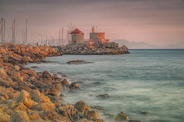 セント ニコラス フォートと歴史的なギリシャの島にロードスの町の灯台の長時間露光の写真 - 写真・画像
