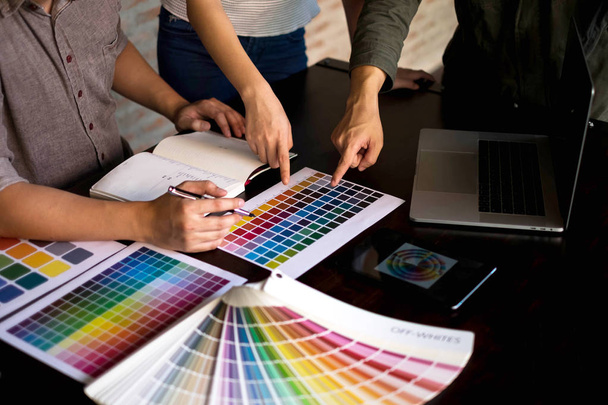 Grafisch ontwerpers kiezen kleuren uit de kleur bands monsters voor design. Ontwerper grafisch creativiteit werk concept .  - Foto, afbeelding