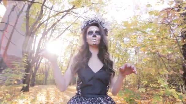 Krásný zombie dívka s maskou make-up v podzimním lese. Svátek Halloween. - Záběry, video