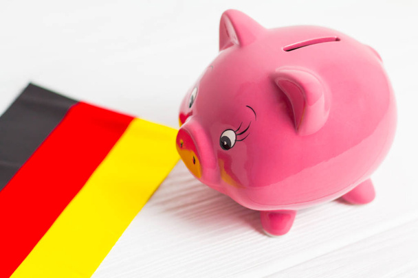 lindo cerdo caja de dinero y bandera de Alemania - ahorrar dinero en concepto de Alemania
 - Foto, Imagen