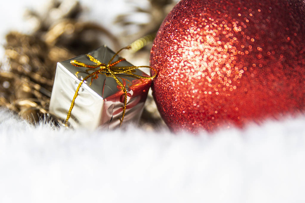Noel dekorasyon altın ve kırmızı. Yakın çekim - Fotoğraf, Görsel