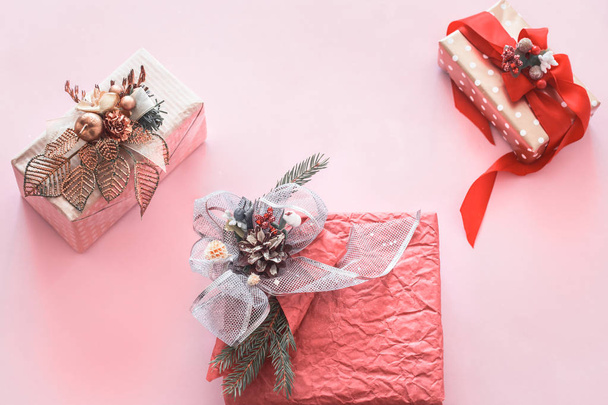 Krásné slavnostní krabičky na růžovém pozadí, svátky koncepce - Fotografie, Obrázek