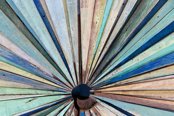 Multi kolor starego drewna panelu grunge jako tło kształtu promieniowe - Zdjęcie, obraz