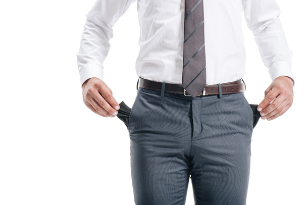 imagen recortada de hombre de negocios mostrando bolsillos vacíos aislados en blanco
 - Foto, imagen