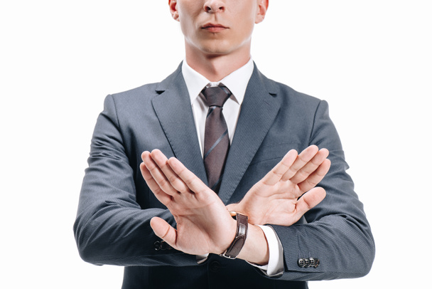 image recadrée de l'homme d'affaires en costume montrant le signe de rejet isolé sur blanc
 - Photo, image