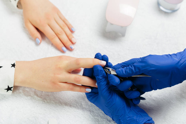 Le mani di donna che ricevono una manicure in salone di bellezza - Foto, immagini