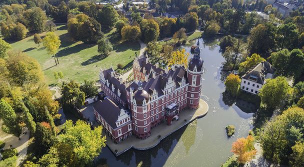 A beautiful castle and gardens - Frst Pckler Park in Bad Muskau - from a bird 's eye view
 - Фото, изображение